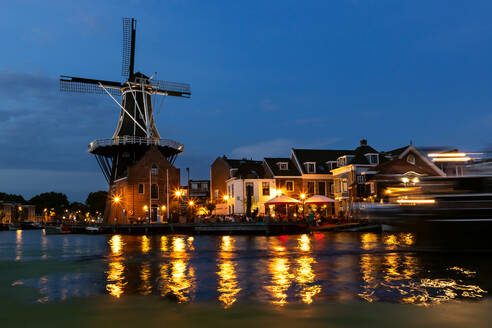 Mühle de Adriaan bei Nacht auf dem Fluss Spaarne in Haarlem, Niederlande, Europa - RHPLF30341
