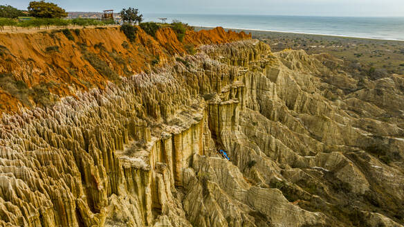 Luftaufnahme der Sandstein-Erosionslandschaft von Miradouro da Lua (Aussichtspunkt des Mondes), südlich von Luanda, Angola, Afrika - RHPLF30360