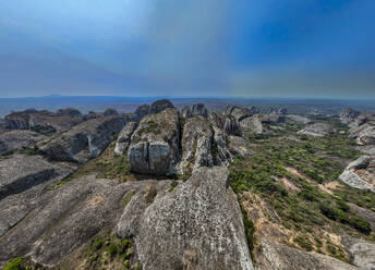 Luftaufnahme der schwarzen Felsen von Pungo Andongo, Malanje, Angola, Afrika - RHPLF30372