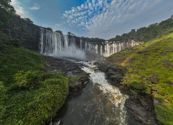 Luftaufnahme des dritthöchsten Wasserfalls in Afrika, Calandula Falls, Malanje, Angola, Afrika - RHPLF30385