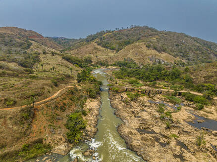 Luftaufnahme des Cuvo-Flusses (Rio Keve), in der Nähe des Zusammenflusses mit dem Toeota-Fluss, Sechs-Bögen-Brücke, Conda, Kumbira Forest Reserve, Kwanza Sul, Angola, Afrika - RHPLF30403