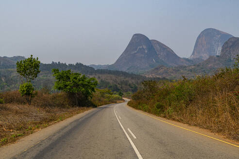 Straße, die zu den riesigen Granitblöcken von Conda führt, Kumbira Forest Reserve, Kwanza Sul, Angola, Afrika - RHPLF30405