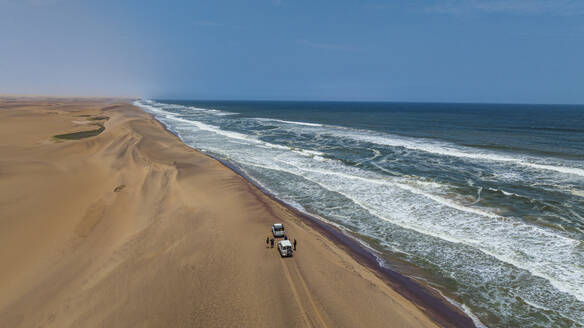 Autos fahren auf dem Kamm der Sanddünen entlang des Atlantiks, Namibe (Namib) Wüste, Iona National Park, Namibe, Angola, Afrika - RHPLF30449