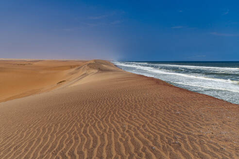 Sanddünen an der Atlantikküste, Wüste Namibe (Namib), Iona-Nationalpark, Namibe, Angola, Afrika - RHPLF30456