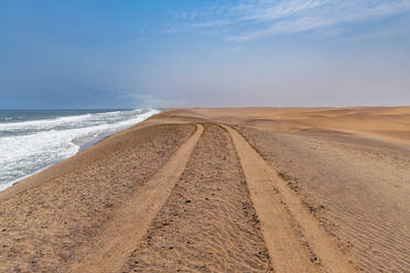 Sanddünen an der Atlantikküste, Wüste Namibe (Namib), Iona-Nationalpark, Namibe, Angola, Afrika - RHPLF30458