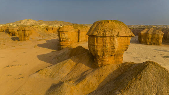 Luftaufnahme einer Sandsteinschlucht, Namibe (Namib) Wüste, Iona National Park, Namibe, Angola, Afrika - RHPLF30476