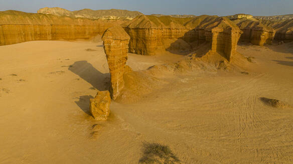 Luftaufnahme einer Sandsteinschlucht, Namibe (Namib) Wüste, Iona National Park, Namibe, Angola, Afrika - RHPLF30479