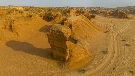 Luftaufnahme einer Sandsteinschlucht, Namibe (Namib) Wüste, Iona National Park, Namibe, Angola, Afrika - RHPLF30481