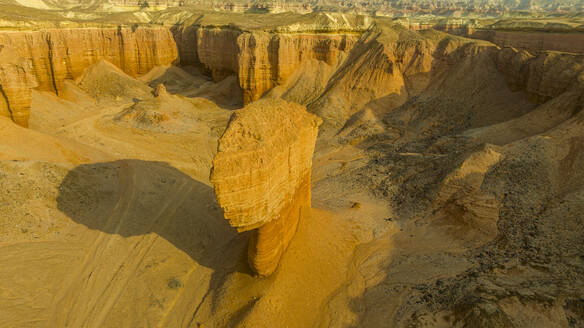 Luftaufnahme einer Sandsteinschlucht, Namibe (Namib) Wüste, Iona National Park, Namibe, Angola, Afrika - RHPLF30482