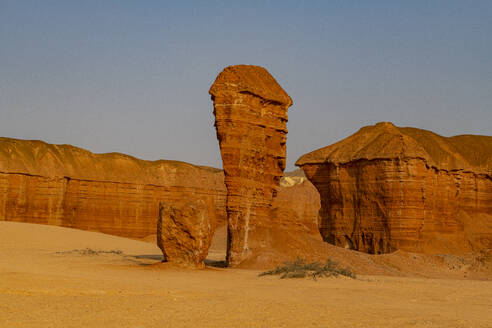 Sandstein-Felsformation, Namibe (Namib)-Wüste, Iona-Nationalpark, Namibe, Angola, Afrika - RHPLF30485