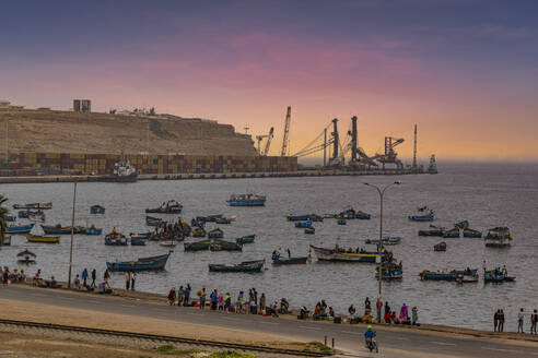 Blaue Stunde über dem Hafen der Stadt Namibe, Angola, Afrika - RHPLF30487