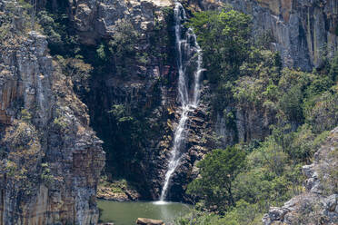 Luftaufnahme eines Wasserfalls am Bergpass Serra da Leba, Angola, Afrika - RHPLF30496