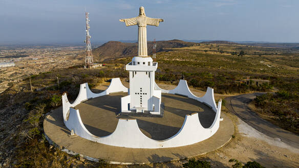 Luftaufnahme der Christus-König-Statue mit Blick auf Lubango, Angola, Afrika - RHPLF30499