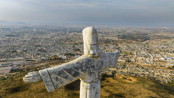 Luftaufnahme der Christus-König-Statue mit Blick auf Lubango, Angola, Afrika - RHPLF30500