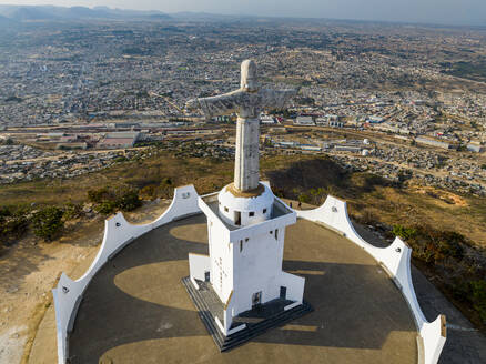 Luftaufnahme der Christus-König-Statue mit Blick auf Lubango, Angola, Afrika - RHPLF30501