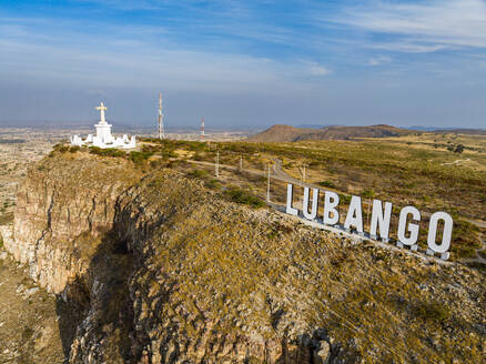Lubango-Schild neben der Christkönigsstatue, Blick auf Lubango, Angola, Afrika - RHPLF30502