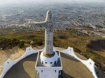 Luftaufnahme der Christus-König-Statue mit Blick auf Lubango, Angola, Afrika - RHPLF30504
