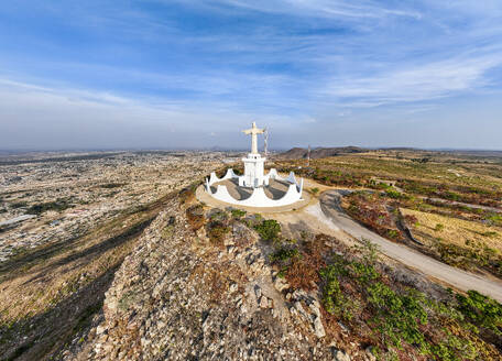 Luftaufnahme der Christus-König-Statue mit Blick auf Lubango, Angola, Afrika - RHPLF30506