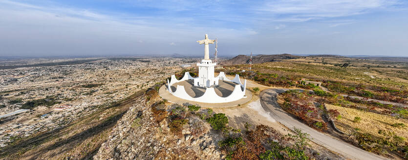 Luftaufnahme der Christus-König-Statue mit Blick auf Lubango, Angola, Afrika - RHPLF30508