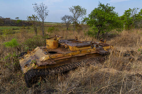 Alter zerstörter Tank, Moxico, Angola, Afrika - RHPLF30530