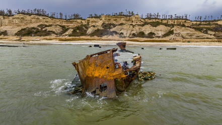 Men dismantling a boat on Shipwreck beach, Bay of Santiago, Luanda, Angola, Africa - RHPLF30553