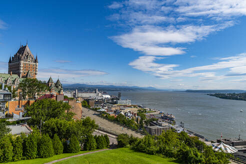 Blick auf das Chateau Frontenac und den Sankt-Lorenz-Strom, Quebec City, Quebec, Kanada, Nordamerika - RHPLF30592