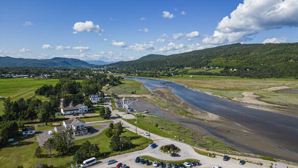Luftaufnahme des Flusses Gouffre im St. Lawrence River, Quebec, Kanada, Nordamerika - RHPLF30602