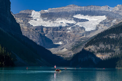 Kajakfahrer auf dem Lake Louise, Banff National Park, UNESCO-Weltkulturerbe, Alberta, Rocky Mountains, Kanada, Nordamerika - RHPLF30668