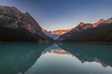Sonnenaufgang am Lake Louise, Banff National Park, UNESCO-Weltkulturerbe, Alberta, Rocky Mountains, Kanada, Nordamerika - RHPLF30669