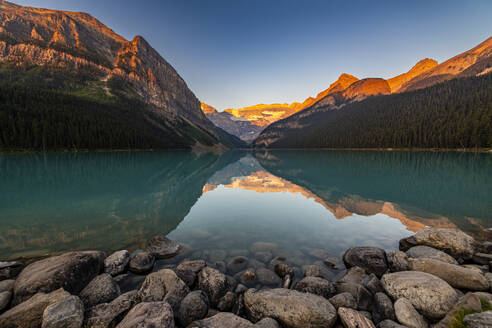Sonnenaufgang am Lake Louise, Banff National Park, UNESCO-Weltkulturerbe, Alberta, Rocky Mountains, Kanada, Nordamerika - RHPLF30670