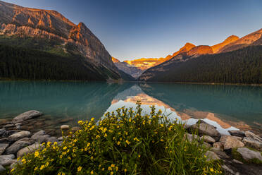 Sonnenaufgang am Lake Louise, Banff National Park, UNESCO-Weltkulturerbe, Alberta, Rocky Mountains, Kanada, Nordamerika - RHPLF30672
