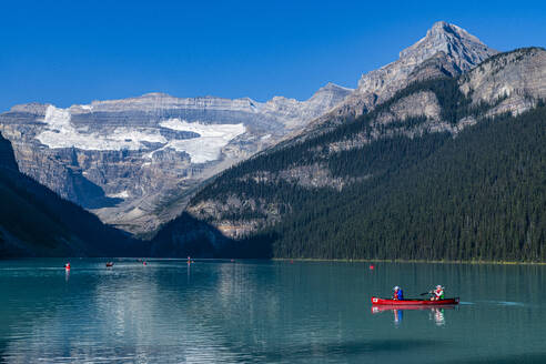 Kajakfahrer auf dem Lake Louise, Banff National Park, UNESCO-Weltkulturerbe, Alberta, Rocky Mountains, Kanada, Nordamerika - RHPLF30675