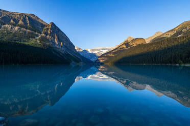 Sonnenaufgang am Lake Louise, Banff National Park, UNESCO-Weltkulturerbe, Alberta, Rocky Mountains, Kanada, Nordamerika - RHPLF30676