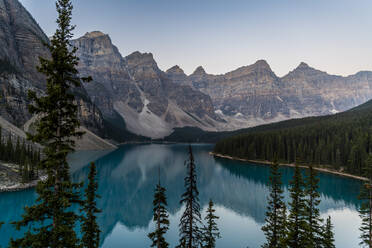 Sonnenaufgang am Lake Moraine, Banff National Park, UNESCO-Weltkulturerbe, Alberta, Rocky Mountains, Kanada, Nordamerika - RHPLF30679