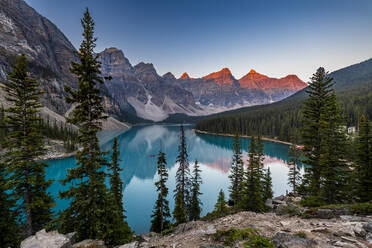 Sonnenaufgang am Lake Moraine, Banff National Park, UNESCO-Weltkulturerbe, Alberta, Rocky Mountains, Kanada, Nordamerika - RHPLF30680