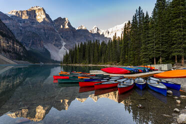 Kanus bei Sonnenaufgang am Lake Moraine, Banff National Park, UNESCO-Weltkulturerbe, Alberta, Rocky Mountains, Kanada, Nordamerika - RHPLF30681