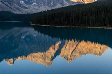 Sonnenaufgang am Lake Moraine, Banff National Park, UNESCO-Weltkulturerbe, Alberta, Rocky Mountains, Kanada, Nordamerika - RHPLF30684
