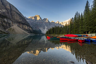 Kanus bei Sonnenaufgang am Lake Moraine, Banff National Park, UNESCO-Weltkulturerbe, Alberta, Rocky Mountains, Kanada, Nordamerika - RHPLF30685