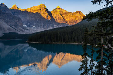 Kajakfahrer bei Sonnenaufgang auf dem Lake Moraine, Banff National Park, UNESCO-Weltkulturerbe, Alberta, Rocky Mountains, Kanada, Nordamerika - RHPLF30686