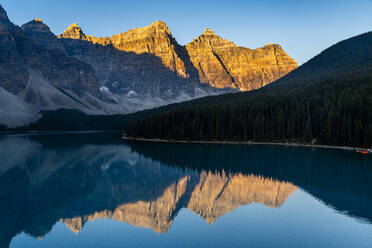 Sonnenaufgang am Lake Moraine, Banff National Park, UNESCO-Weltkulturerbe, Alberta, Rocky Mountains, Kanada, Nordamerika - RHPLF30689