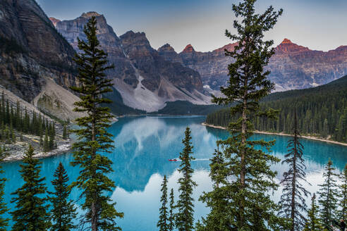 Kajakfahrer bei Sonnenaufgang auf dem Lake Moraine, Banff National Park, UNESCO-Weltkulturerbe, Alberta, Rocky Mountains, Kanada, Nordamerika - RHPLF30690