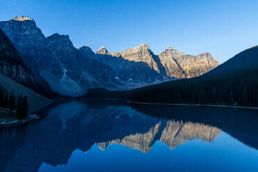 Sonnenaufgang am Lake Moraine, Banff National Park, UNESCO-Weltkulturerbe, Alberta, Rocky Mountains, Kanada, Nordamerika - RHPLF30691