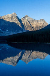 Sonnenaufgang am Lake Moraine, Banff National Park, UNESCO-Weltkulturerbe, Alberta, Rocky Mountains, Kanada, Nordamerika - RHPLF30692