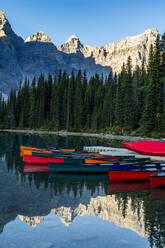 Kanus bei Sonnenaufgang am Lake Moraine, Banff National Park, UNESCO-Weltkulturerbe, Alberta, Rocky Mountains, Kanada, Nordamerika - RHPLF30693