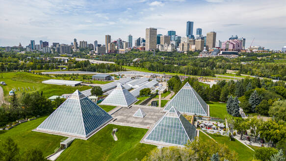Luftaufnahme des Muttart Conservatory mit der Skyline von Edmonton, Alberta, Kanada, Nordamerika - RHPLF30759