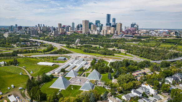 Luftaufnahme des Muttart Conservatory mit der Skyline von Edmonton, Alberta, Kanada, Nordamerika - RHPLF30763