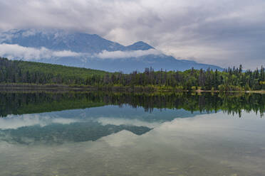 Pyramid Lake, Glacier Parkway, Jasper National Park, UNESCO Weltkulturerbe, Alberta, Kanadische Rockies, Kanada, Nordamerika - RHPLF30767