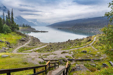 Medicine Lake, Jasper National Park, UNESCO-Weltkulturerbe, Alberta, Kanadische Rockies, Kanada, Nordamerika - RHPLF30769