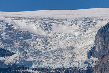 Gletscher, die sich über dem Glacier Parkway abzeichnen, Alberta, Kanada, Nordamerika - RHPLF30786