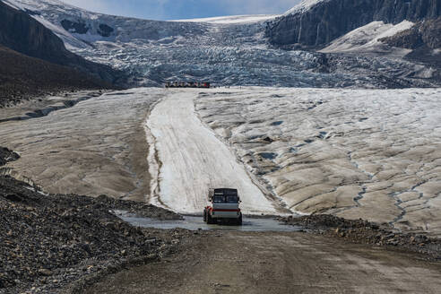 Spezialisierter Eisfeld-LKW auf dem Columbia Icefield, Glacier Parkway, Alberta, Kanada, Nordamerika - RHPLF30795